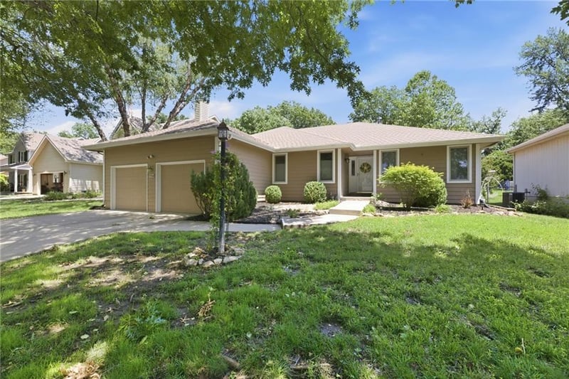 904 Joseph Dr, Lawrence, KS 66049