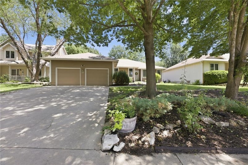 904 Joseph Dr, Lawrence, KS 66049