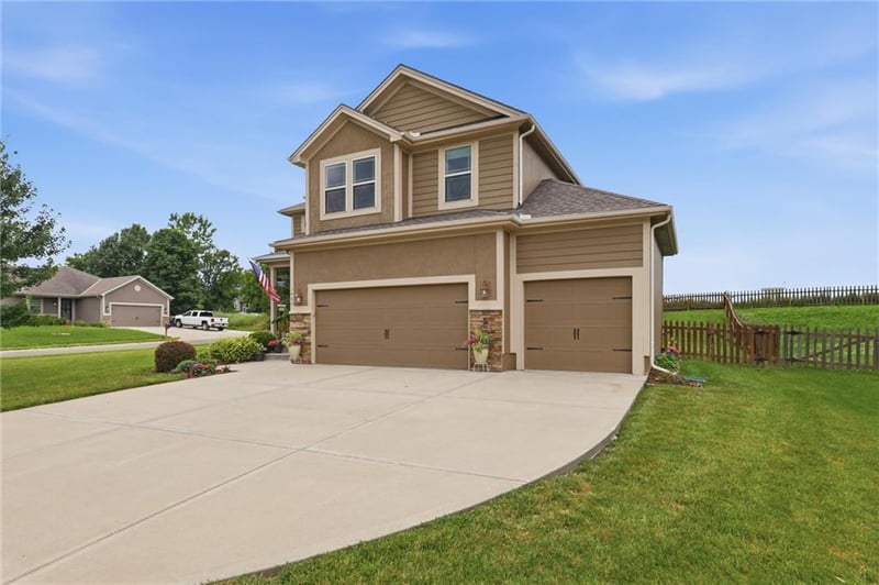1406 Silhouette Dr, Kearney, MO 64060