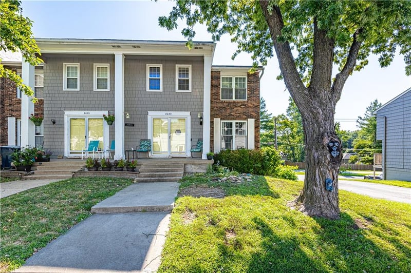 8033 Harrison Ln, Kansas City, MO 64118