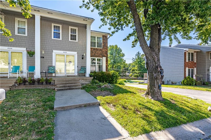 8033 Harrison Ln, Kansas City, MO 64118