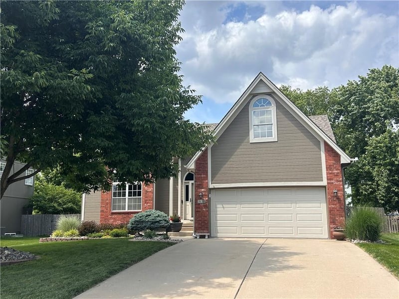 908 12th St, Lee's Summit, MO 64081