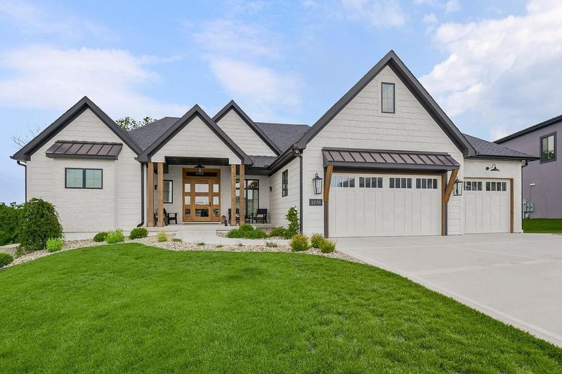 2270 Scenic View Dr, Riverside, MO 64150