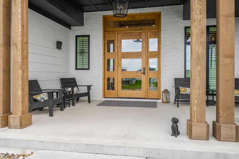2270 Scenic View Dr, Riverside, MO 64150