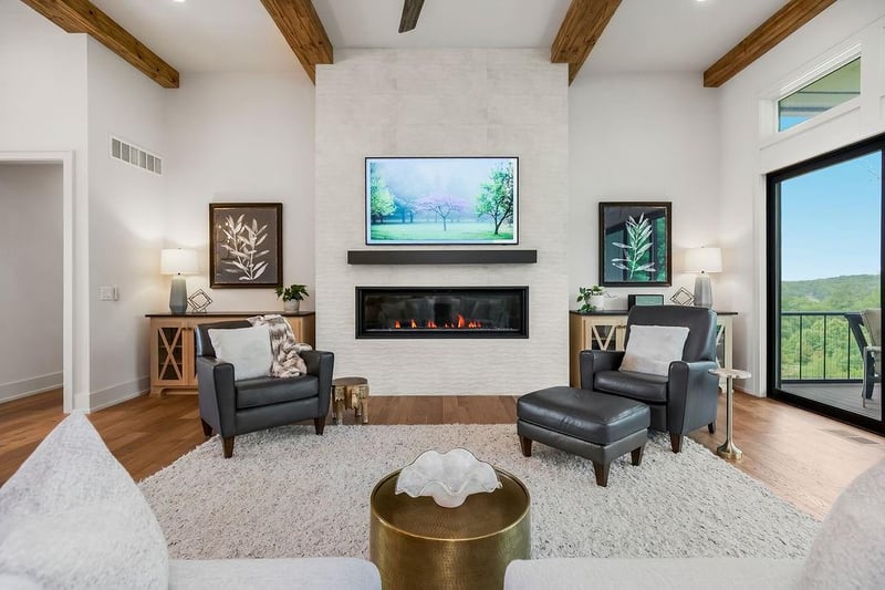 2270 Scenic View Dr, Riverside, MO 64150