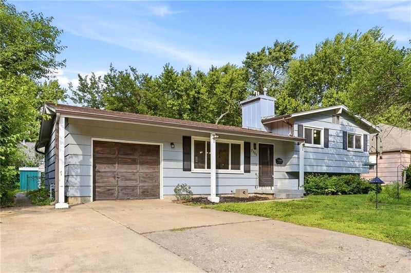 7306 Larsen Ln, Shawnee, KS 66203