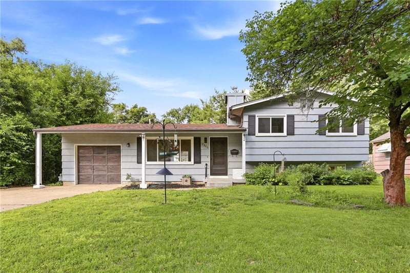 7306 Larsen Ln, Shawnee, KS 66203