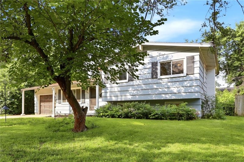 7306 Larsen Ln, Shawnee, KS 66203