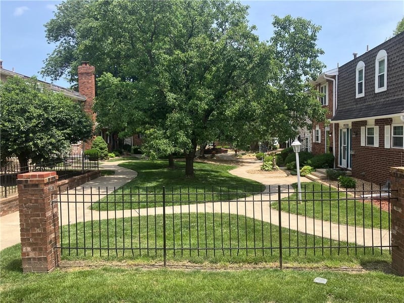 9567 Perry Ln, Overland Park, KS 66212