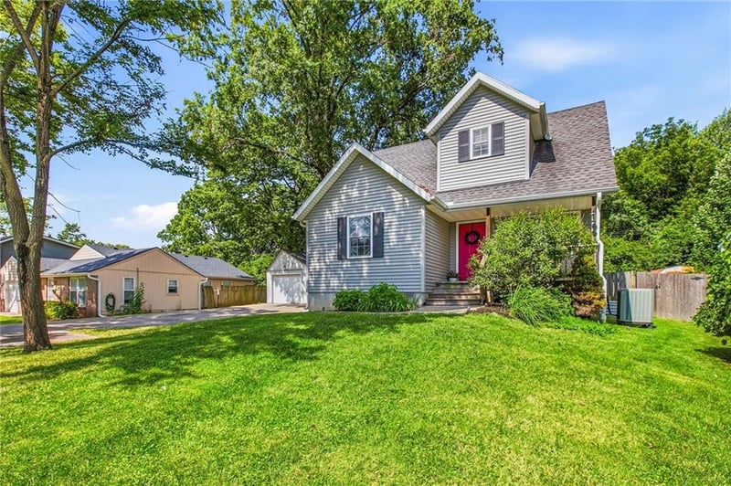 8920 Oak St, Kansas City, MO 64114