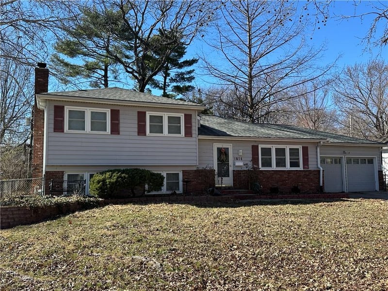 9624 Woodson Dr, Overland Park, KS 66207