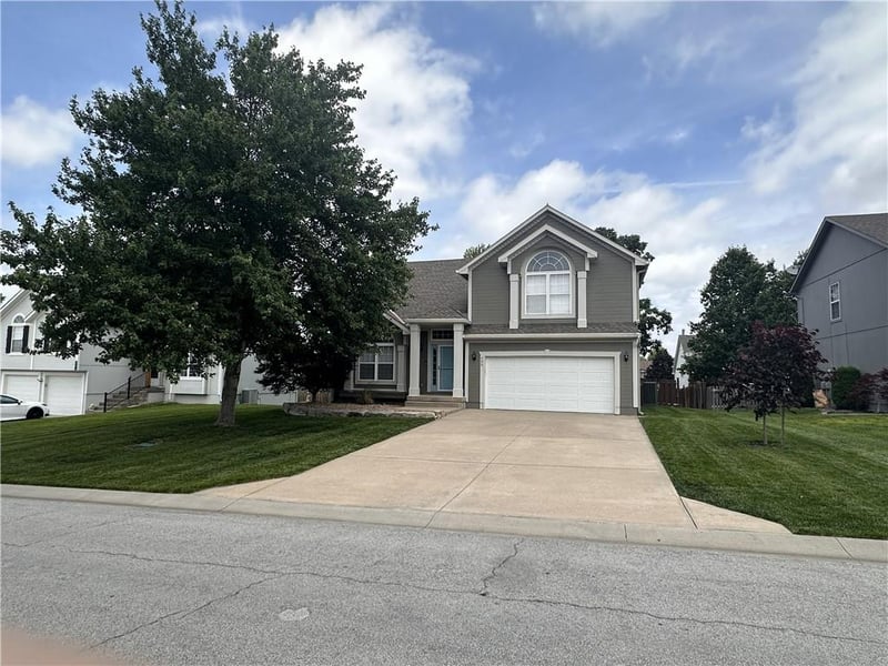 908 15th St, Lee's Summit, MO 64081