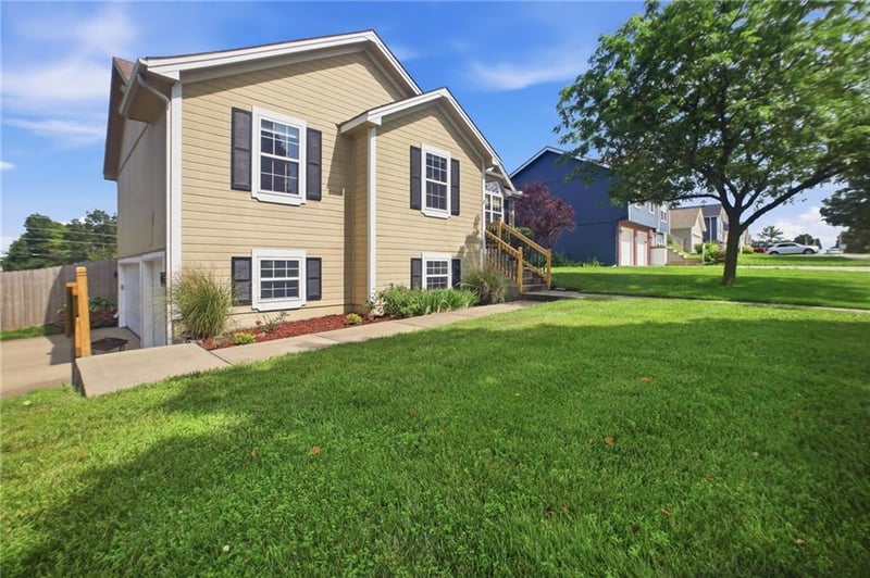 11131 Lewis Ave, Kansas City, MO 64157