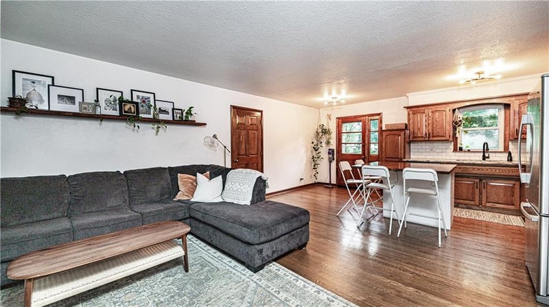 608 O'brien Rd, Lee's Summit, MO 64063