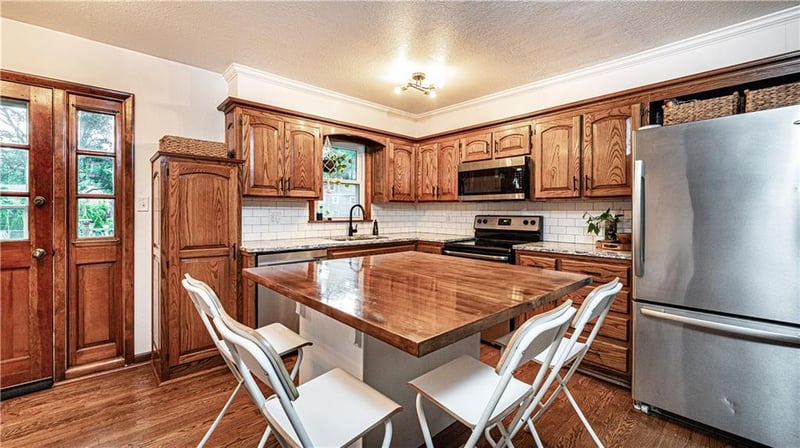 608 O'brien Rd, Lee's Summit, MO 64063