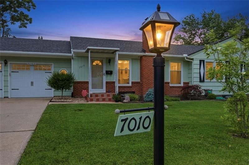 7010 W 65th Ter, Overland Park, KS 66202