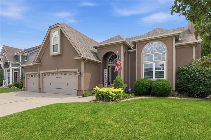 1425 SW 44th St, Lee's Summit, MO 64082