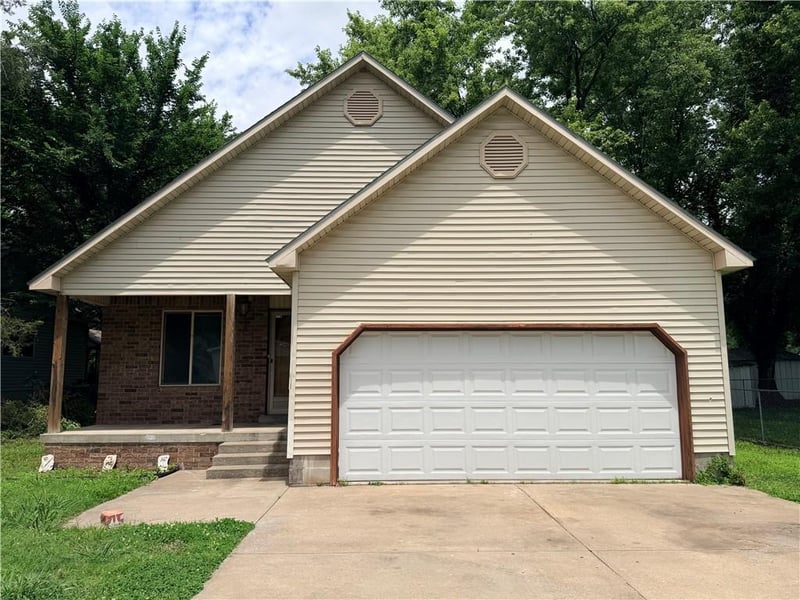 98 Leighton St, Frontenac, KS 66763