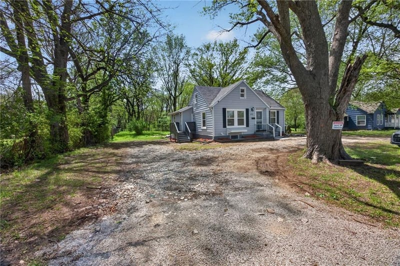 6315 Red Bridge Rd, Kansas City, MO 64134