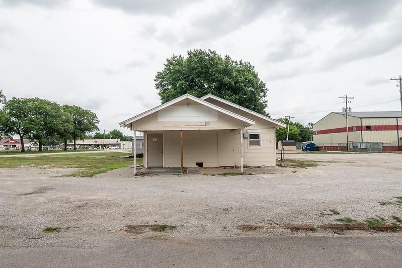 406 Taylor Ave, Caney, KS 67333
