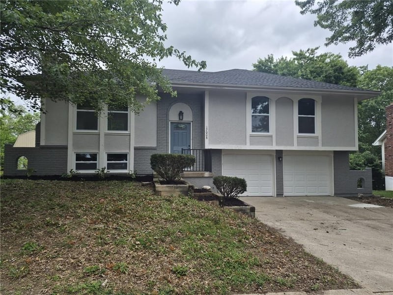 17008 2nd St, Independence, MO 64056