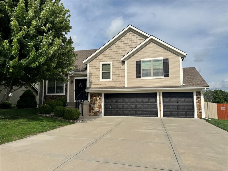 11205 Pennsylvania Ave, Kansas City, MO 64155