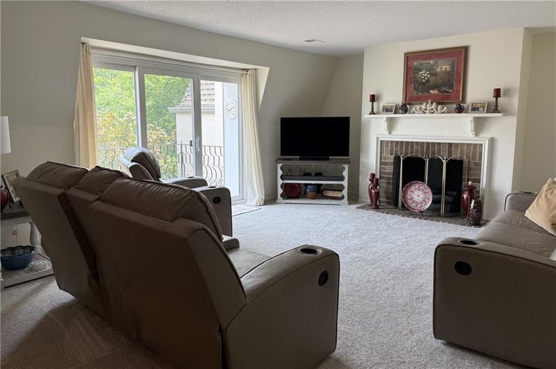 6634 109th St #F, Overland Park, KS 66211
