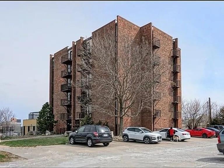 2933 Baltimore Ave #302, Kansas City, MO 64108