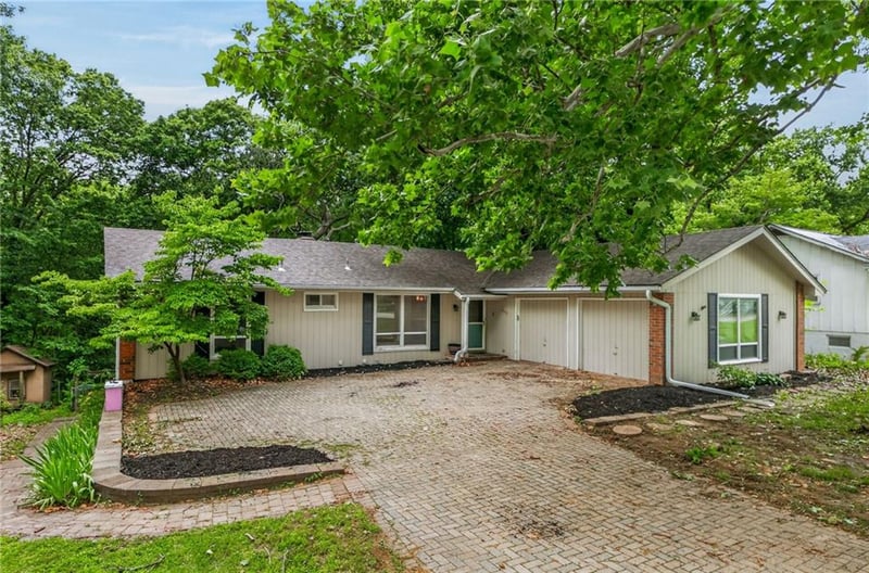 6512 Quail Run Dr, Kansas City, MO 64152
