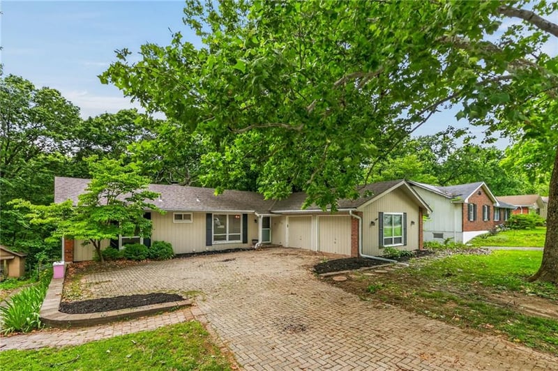 6512 Quail Run Dr, Kansas City, MO 64152