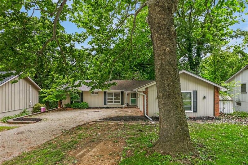 6512 Quail Run Dr, Kansas City, MO 64152