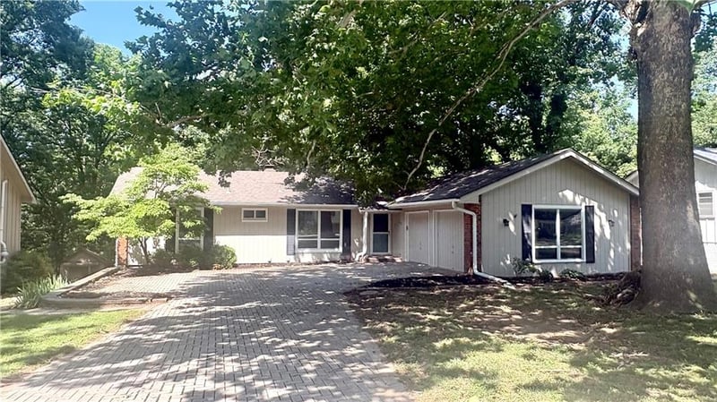 6512 Quail Run Dr, Kansas City, MO 64152