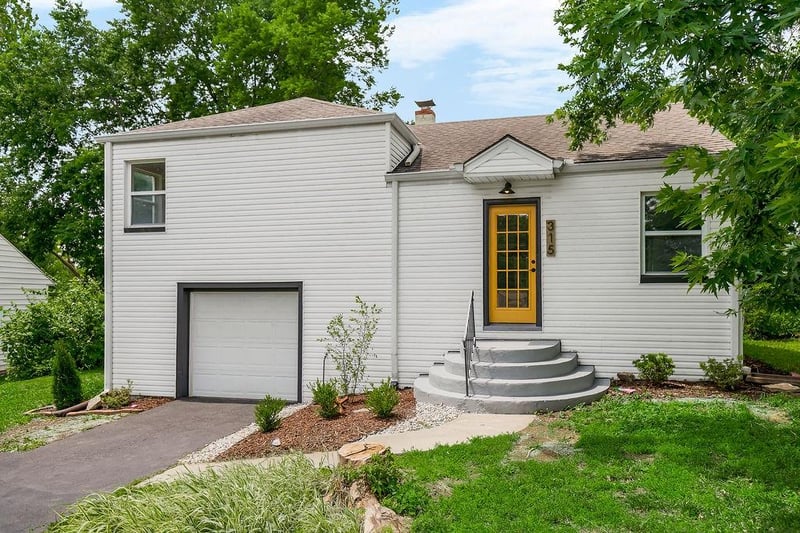 315 Northcrest Dr, Kansas City, MO 64116