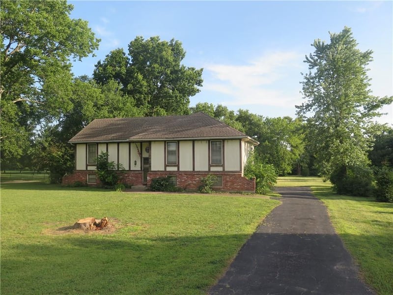 10610 W 170th Ter, Overland Park, KS 66221