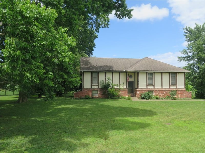 10610 W 170th Ter, Overland Park, KS 66221