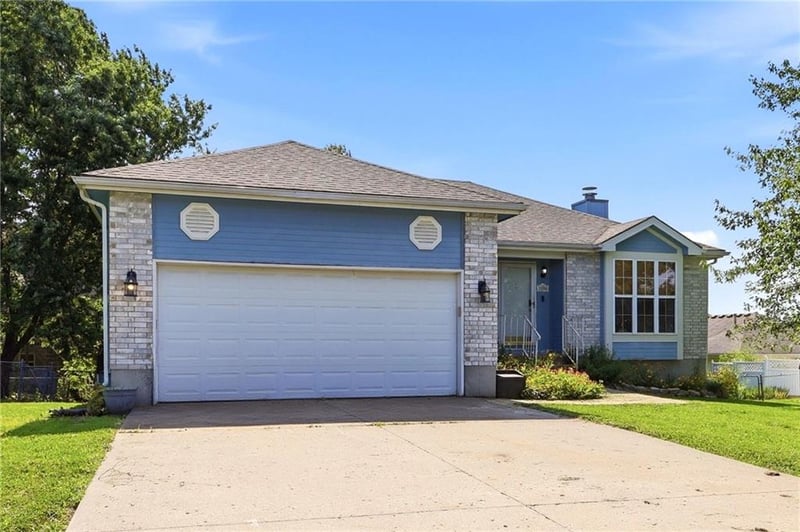 1204 Foxridge Dr, Warrensburg, MO 64093