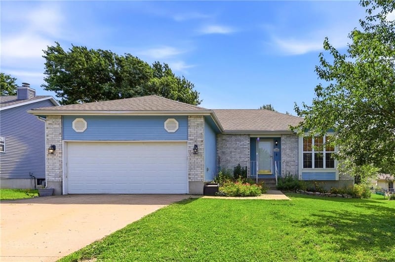 1204 Foxridge Dr, Warrensburg, MO 64093