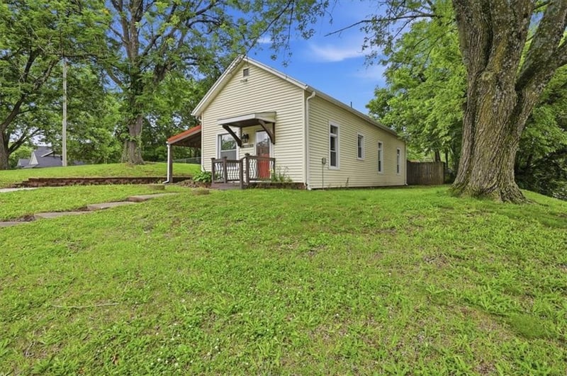 49 Santa Fe St, Leavenworth, KS 66048