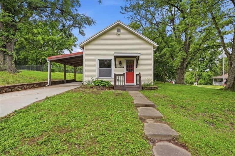 49 Santa Fe St, Leavenworth, KS 66048