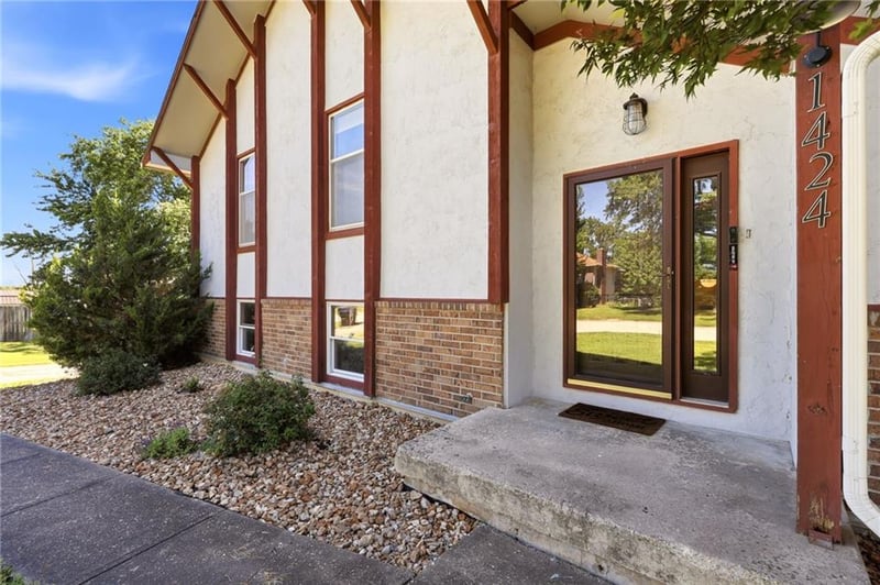 1424 Woodlawn Dr, Warrensburg, MO 64093