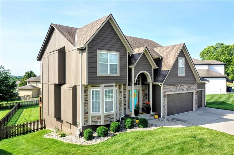2221 Hawk View Rd, Lee's Summit, MO 64082