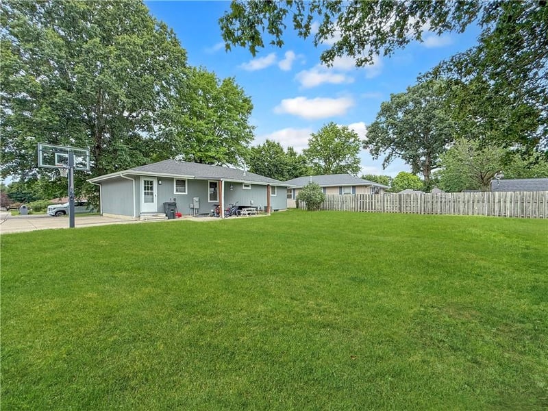 2005 Cypress St, Higginsville, MO 64037