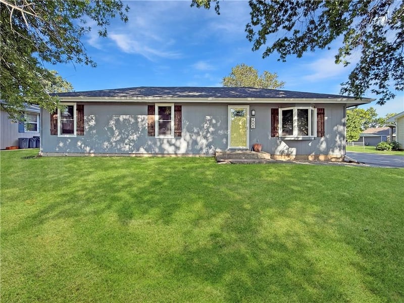 2005 Cypress St, Higginsville, MO 64037