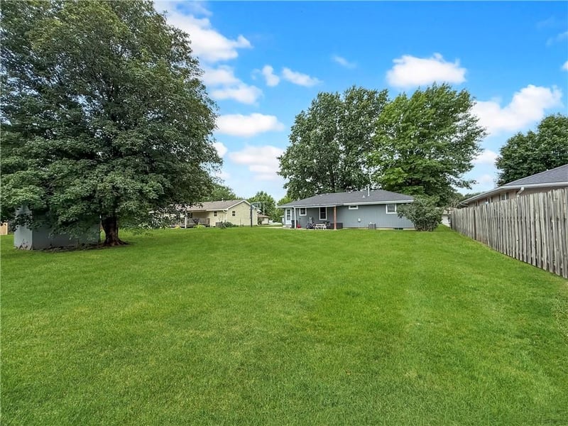 2005 Cypress St, Higginsville, MO 64037