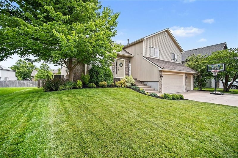 8905 Essex Dr, Kansas City, MO 64156