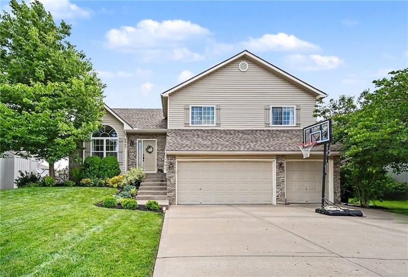 8905 Essex Dr, Kansas City, MO 64156