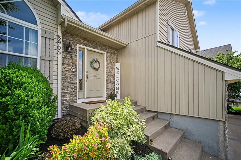 8905 Essex Dr, Kansas City, MO 64156