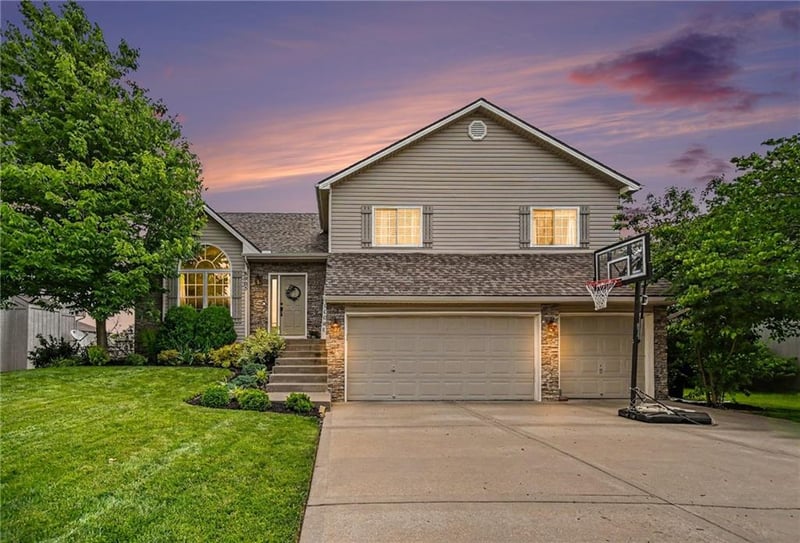 8905 N Essex Dr, Kansas City, MO 64156