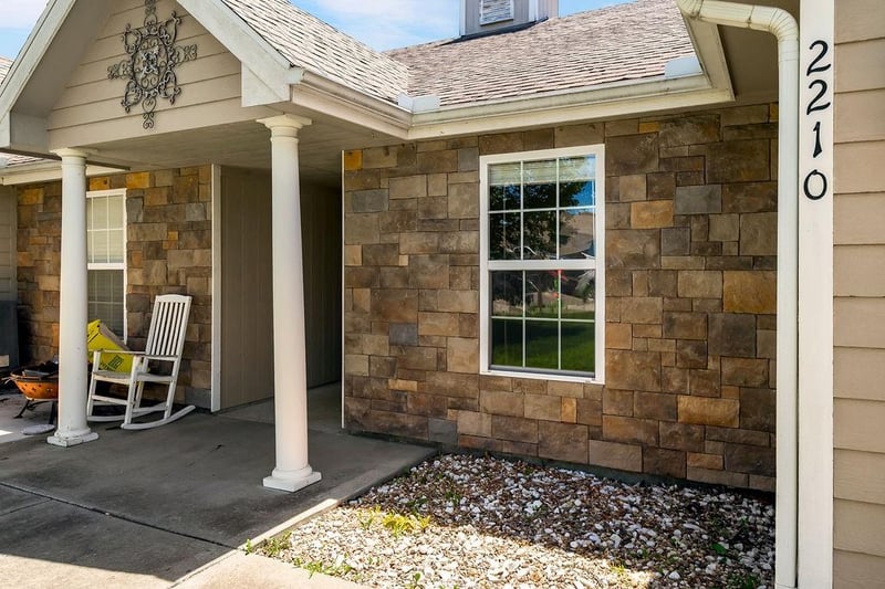 2210 Sycamore St, Tonganoxie, KS 66086