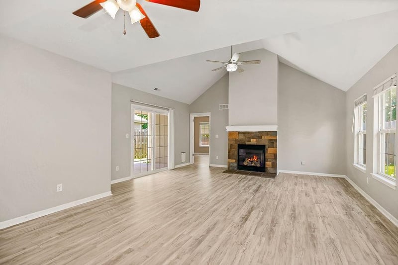 2210 Sycamore St, Tonganoxie, KS 66086
